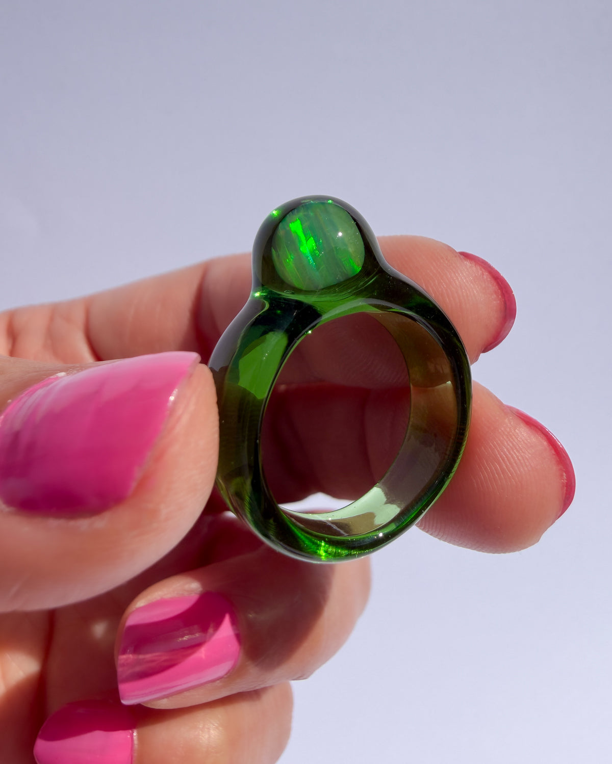 Cúpula esférica de ópalo verde · Anillo de cristal