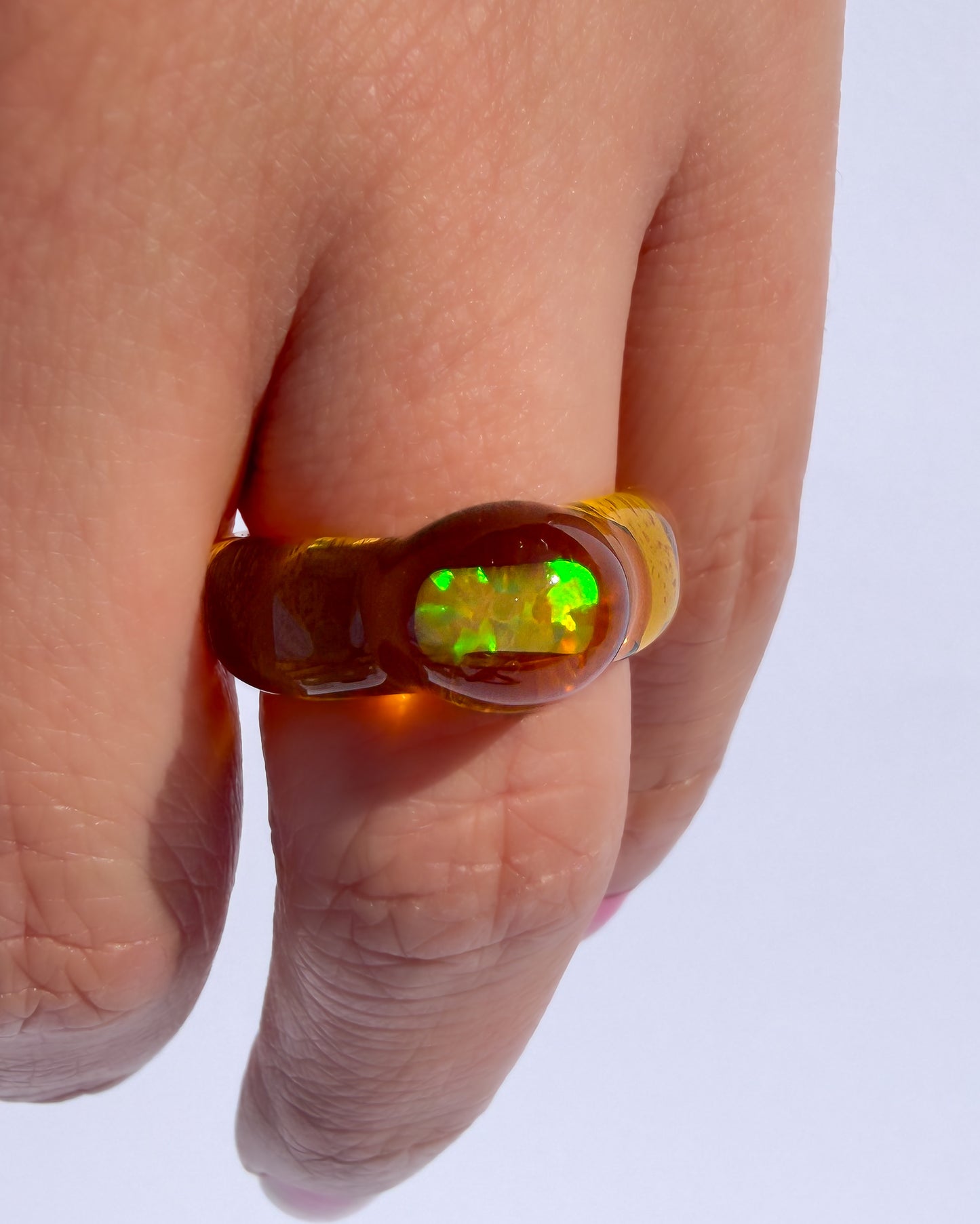 Cúpula esférica de ópalo ámbar · Anillo de cristal