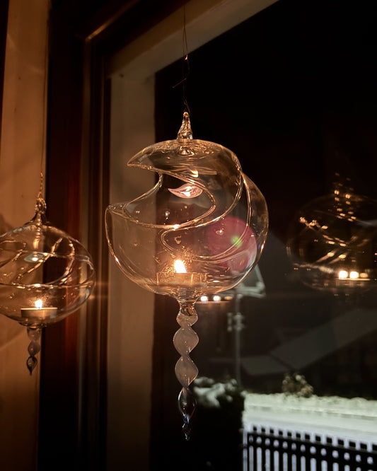 Glas-Lichtsphäre mit Eiszapfen · Mundgeblasene Winterdeko