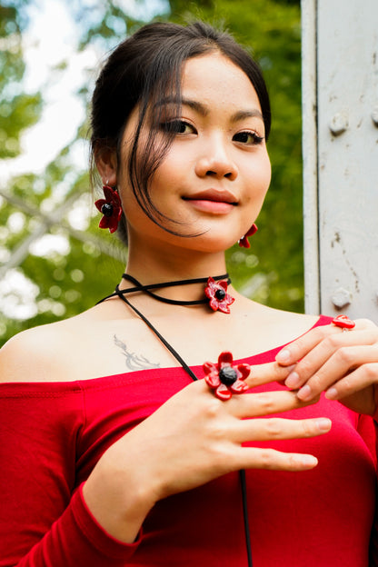 Scarlet Whisper · Choker